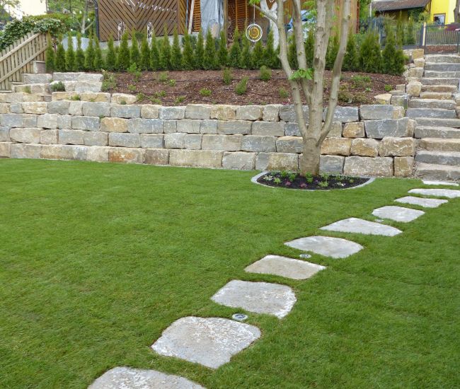 Hangbefestigung aus Gartenmauern