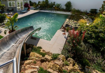 Moder bepflanzter Außenbereich in Poolnähe