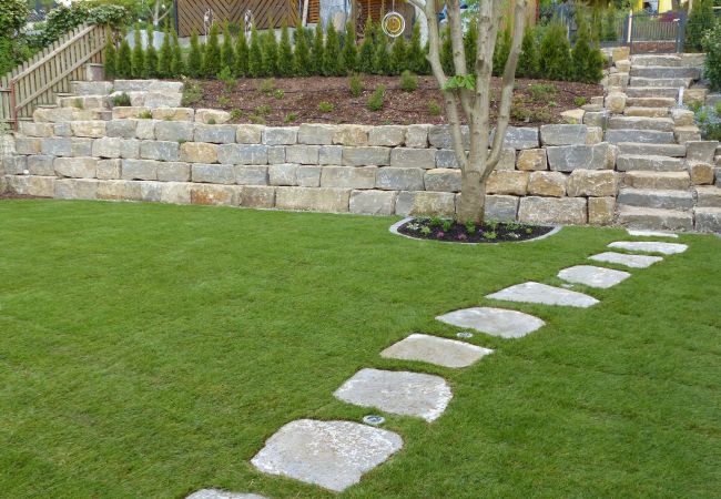 Hangbefestigung aus Gartenmauern