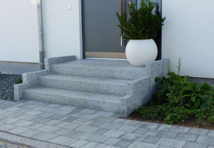 Moderne Eingangstreppe
