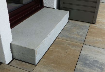 Steinerne Treppenstufe von Terasse ins Haus