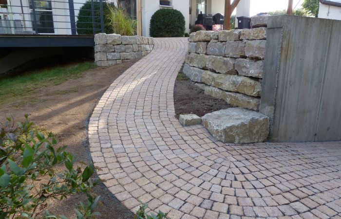 Gartenweg mit Terasse nach Umgestaltung