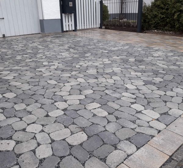 Gepflasterte Einfahrt vor der Garage