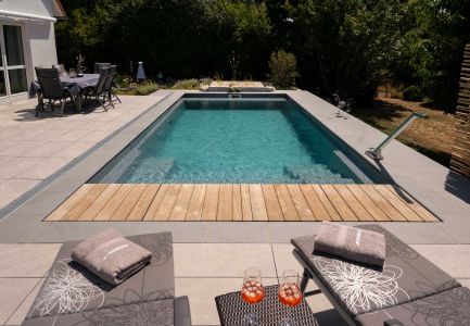 Naturpool mit Wasserfall