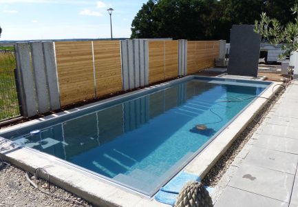 Naturpool mit Wasserfall