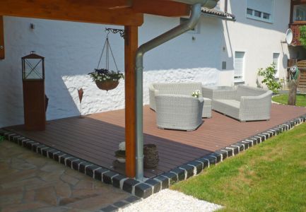 Terasse in der Sonne mit Sitzgelegenheiten