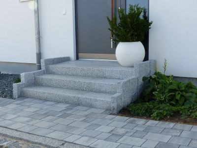 Steintreppe im Eingangsbereich