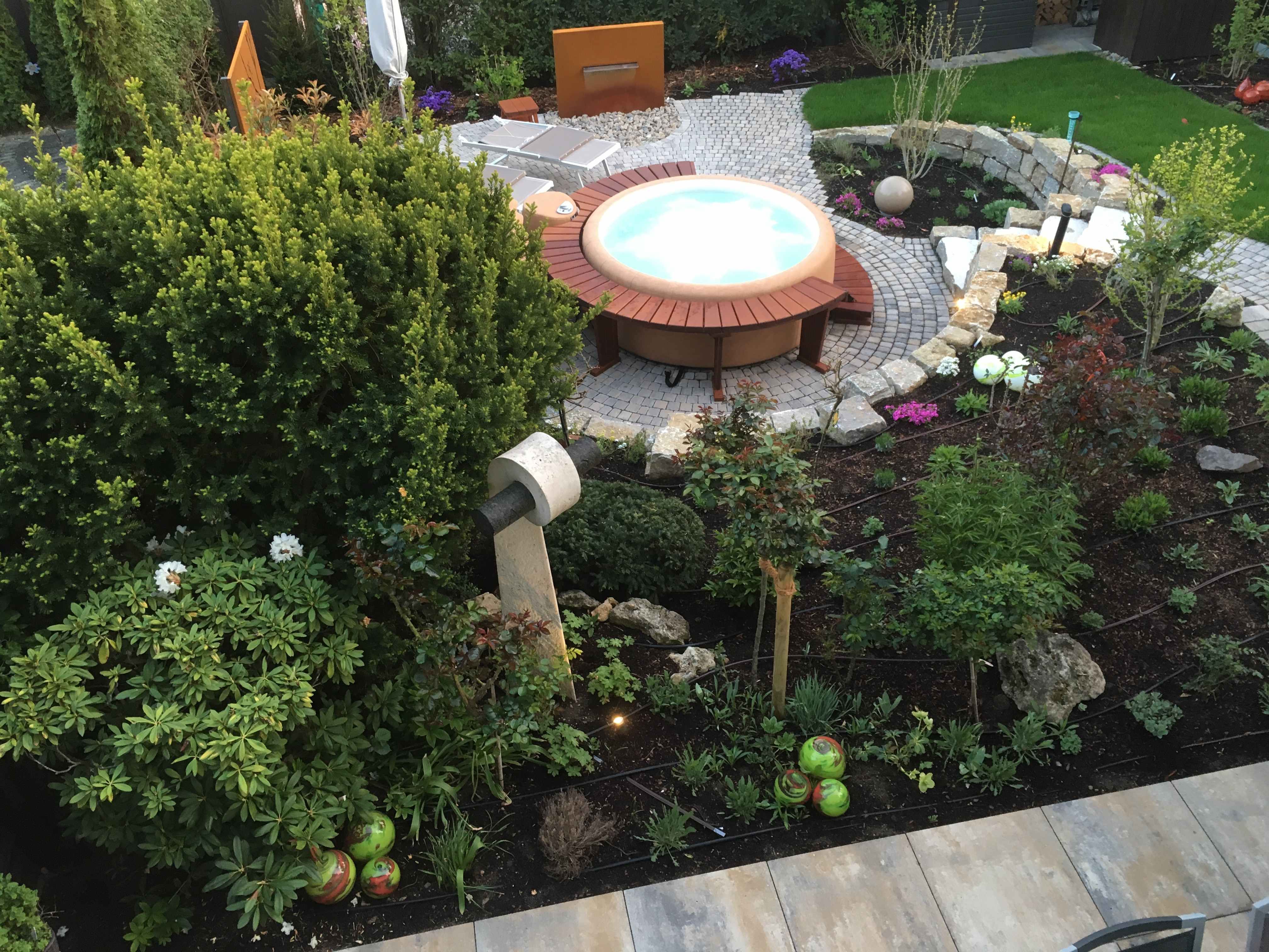 Jacuzzi auf gepflasterter Gartenterasse