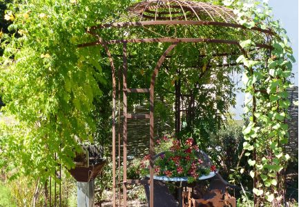 Bewachsener Gartenpavillon