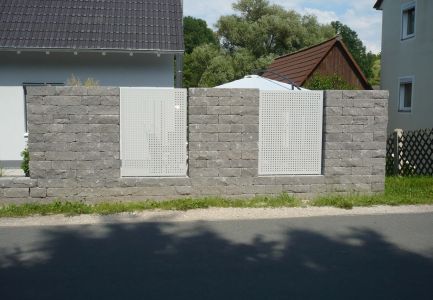 Moderner Sichtschutz aus Stein und Stahlgitter