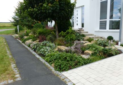Grünanlage vor Wohnhaus